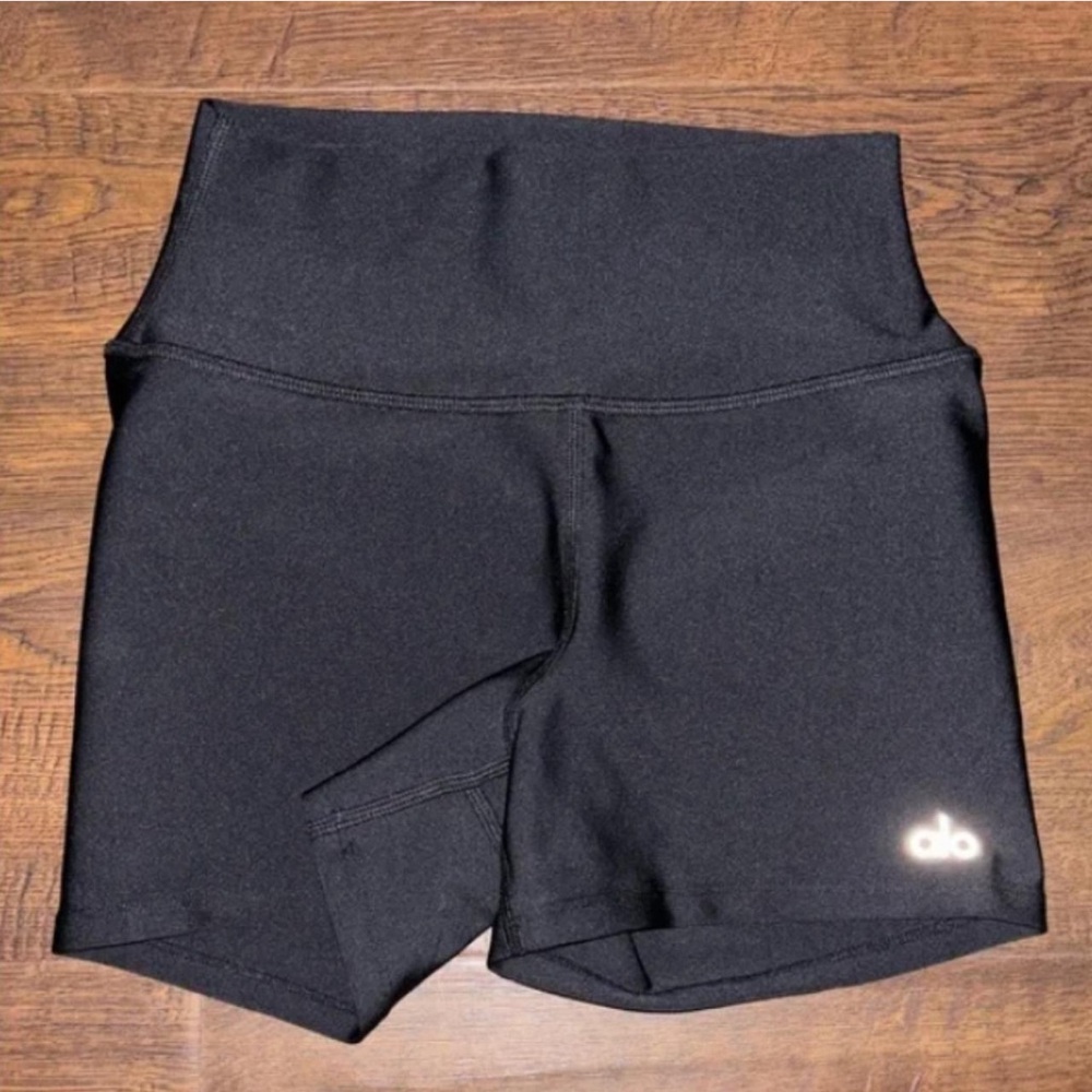 NWOT | ALO YOGA | BLACK 3" HIGH-WAIST AIRLIFT SHORT | XS - Picture 4 of 5